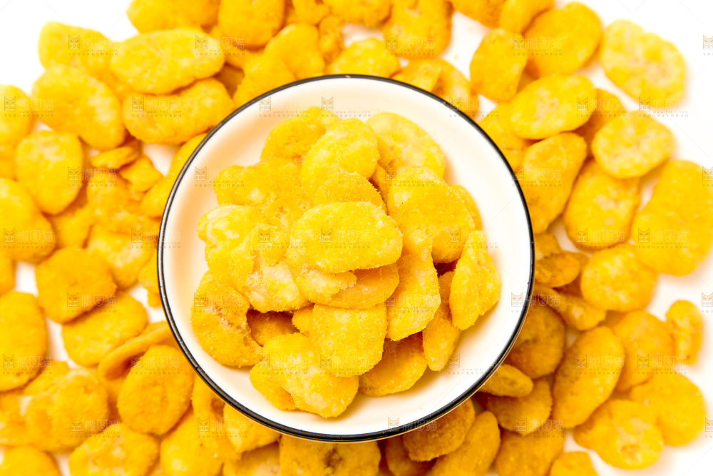 白底上放着蟹香蚕豆