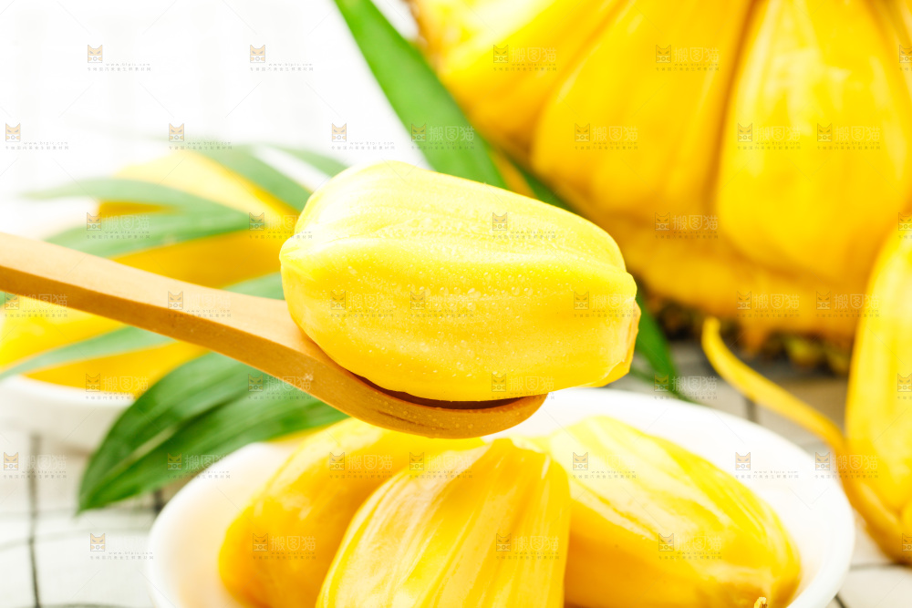 勺子里的黄肉菠萝蜜