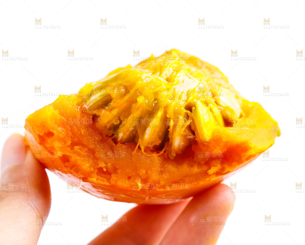 手里拿着南瓜
