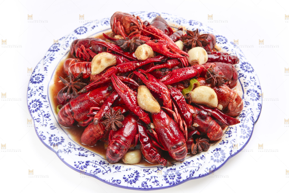 盘子里装着麻辣小龙虾