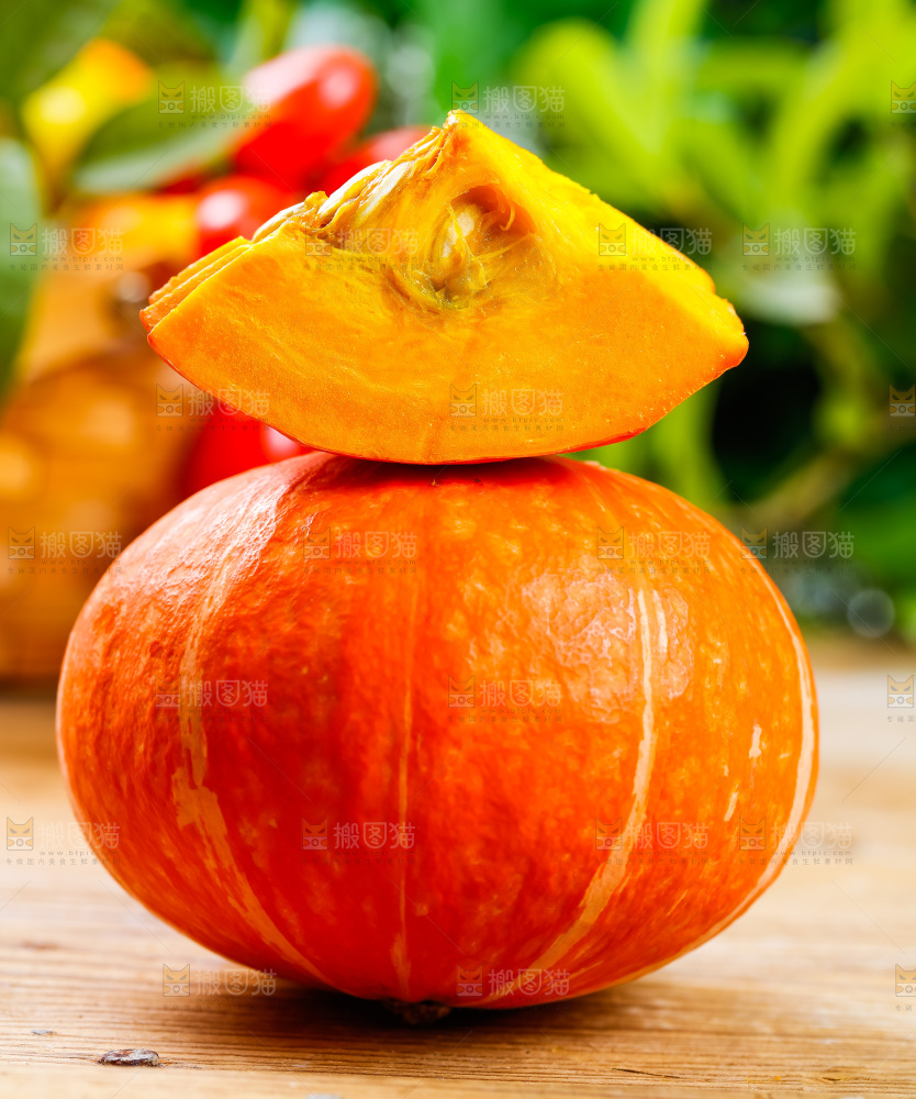 木底上摆放着山东红皮南瓜