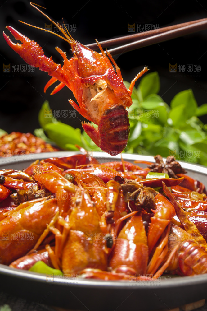 盆子里的香辣小龙虾
