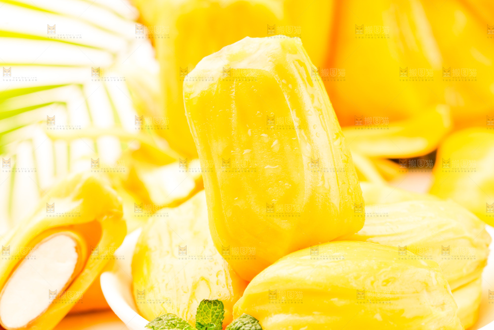 碟子里的黄肉菠萝蜜