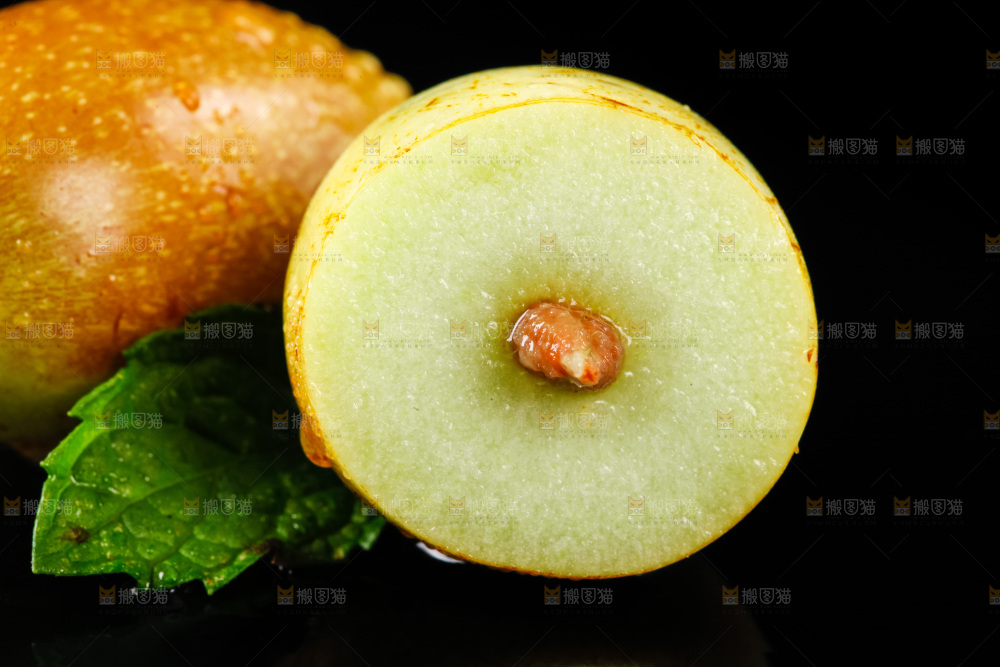黑底上放着脆枣