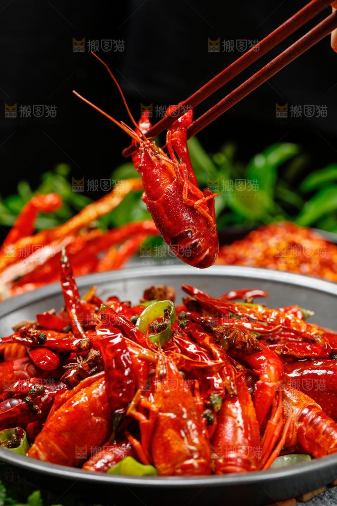 筷子上夹着小龙虾
