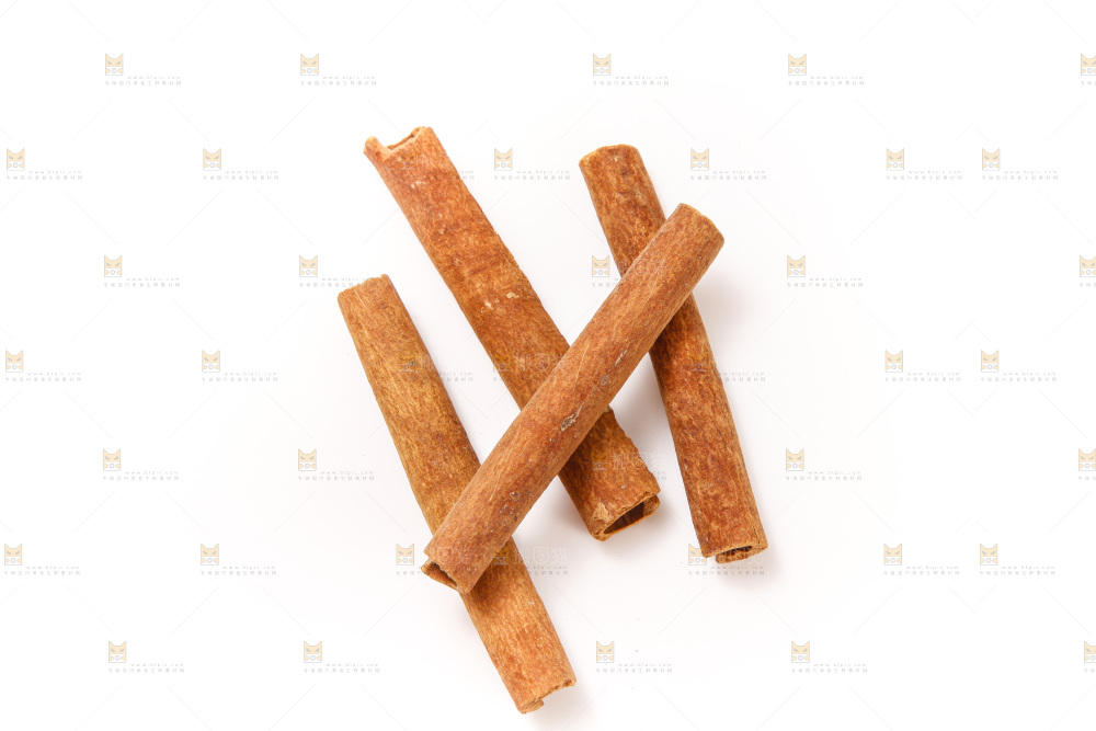 白底上的桂皮