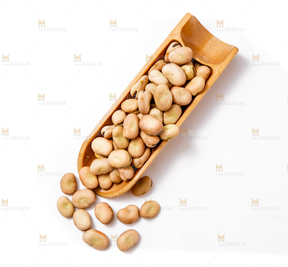 白底上放着蚕豆