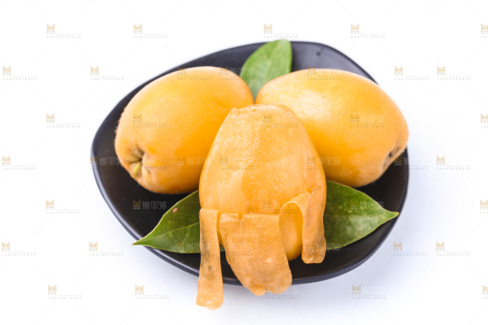白底上放着新鲜枇杷