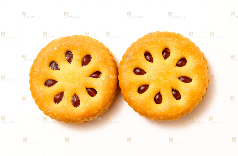 白底上的果酱夹心饼干