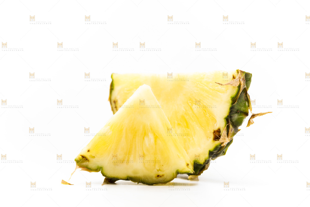 白底上摆放着海南凤梨