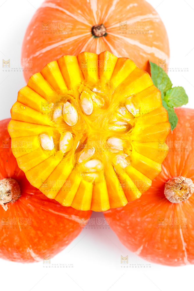 白底上摆放着红贝贝南瓜