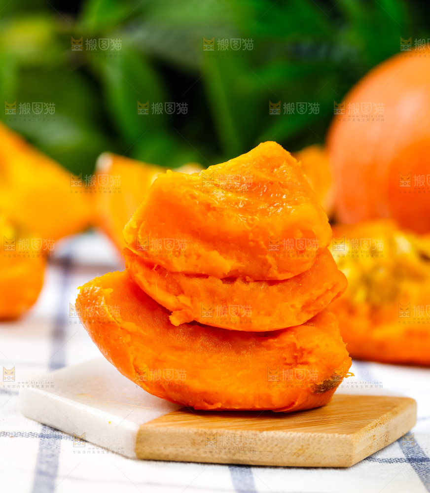木板上放着红皮南瓜