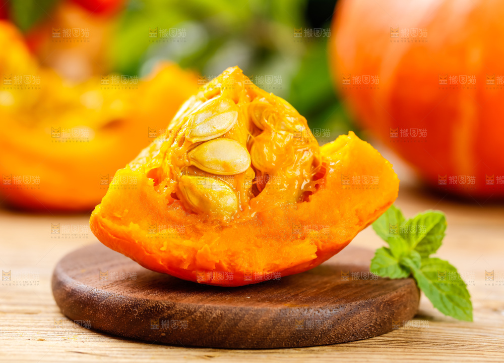 木板上放着山东红皮南瓜