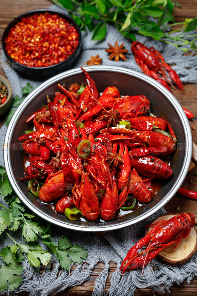 盆子里的香辣小龙虾
