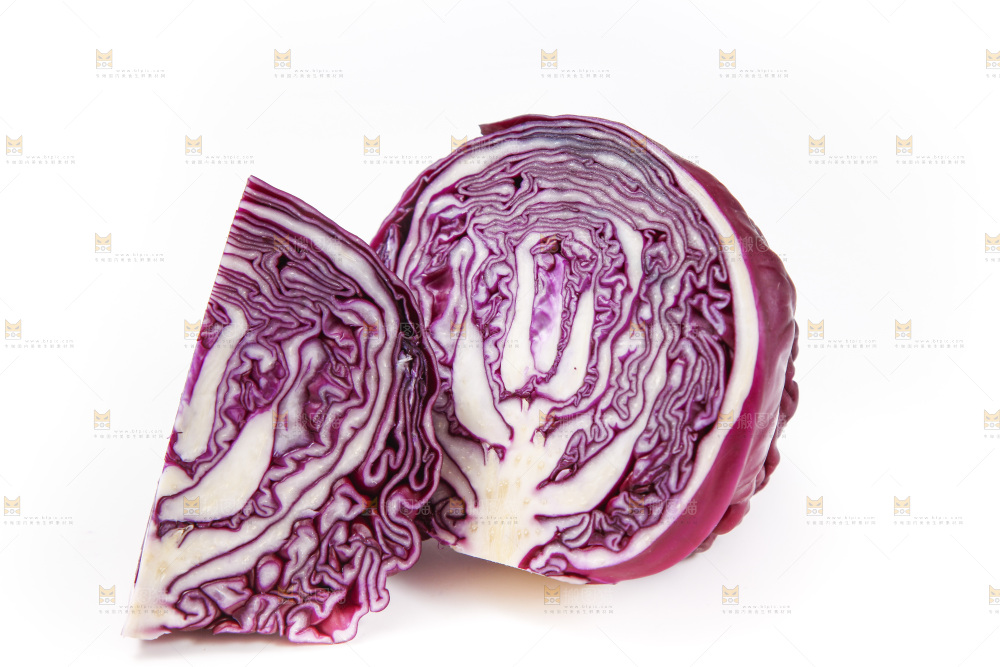 白底上放着紫包菜