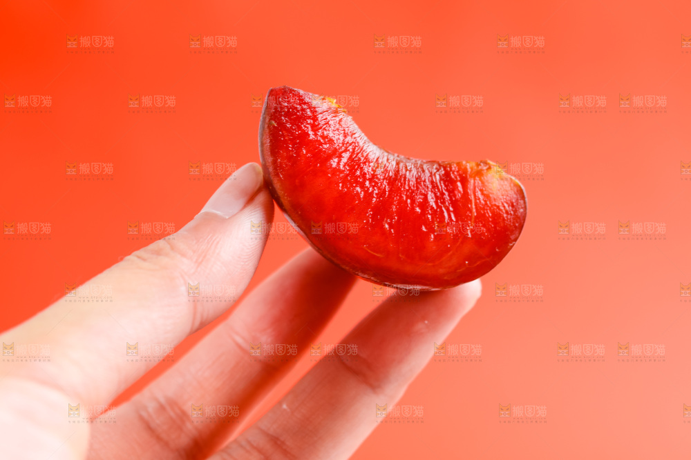 手里拿着红心李子