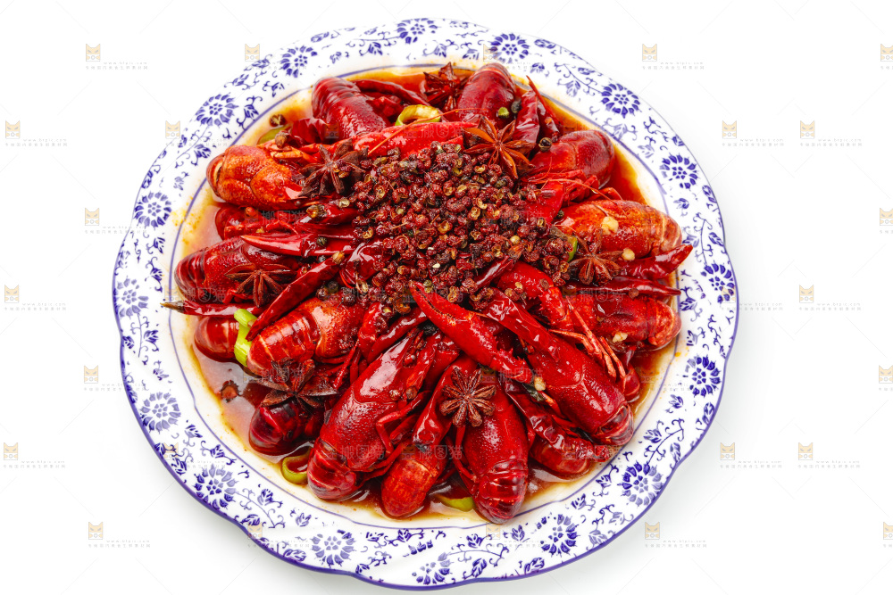 盘子里装着麻辣小龙虾