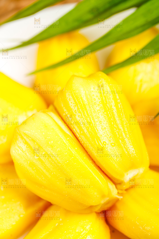 深底上放着新鲜菠萝蜜