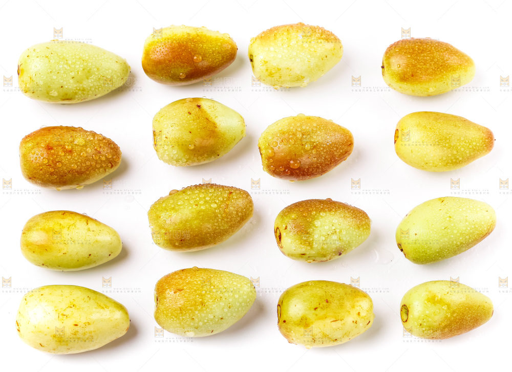 白底上摆放着鲜枣