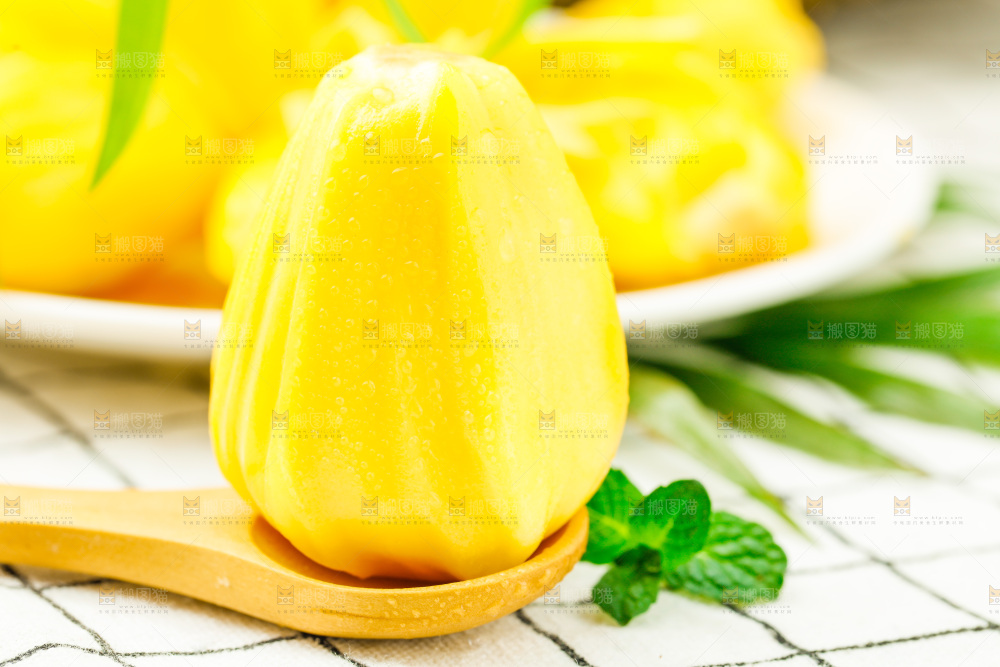 勺子里的黄肉菠萝蜜