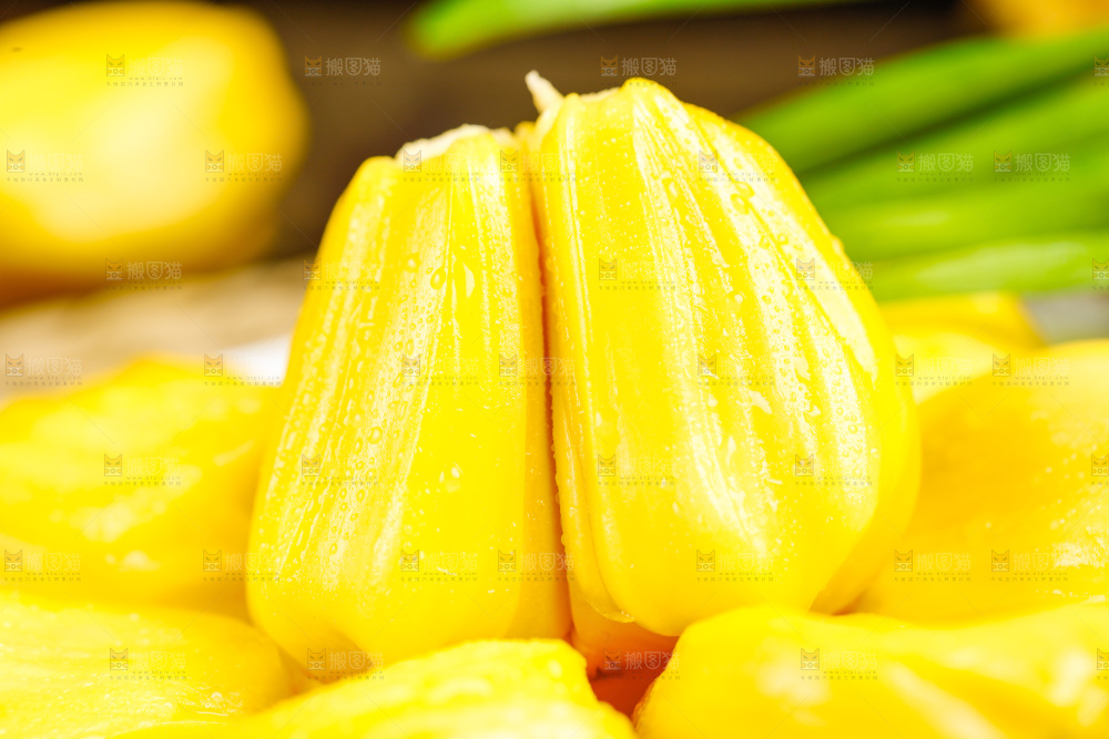 深底上放着新鲜菠萝蜜