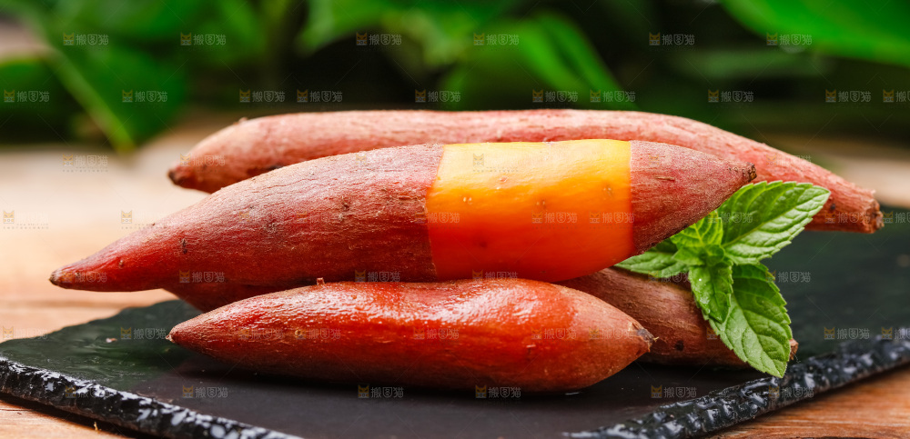 黑石板上放着红薯