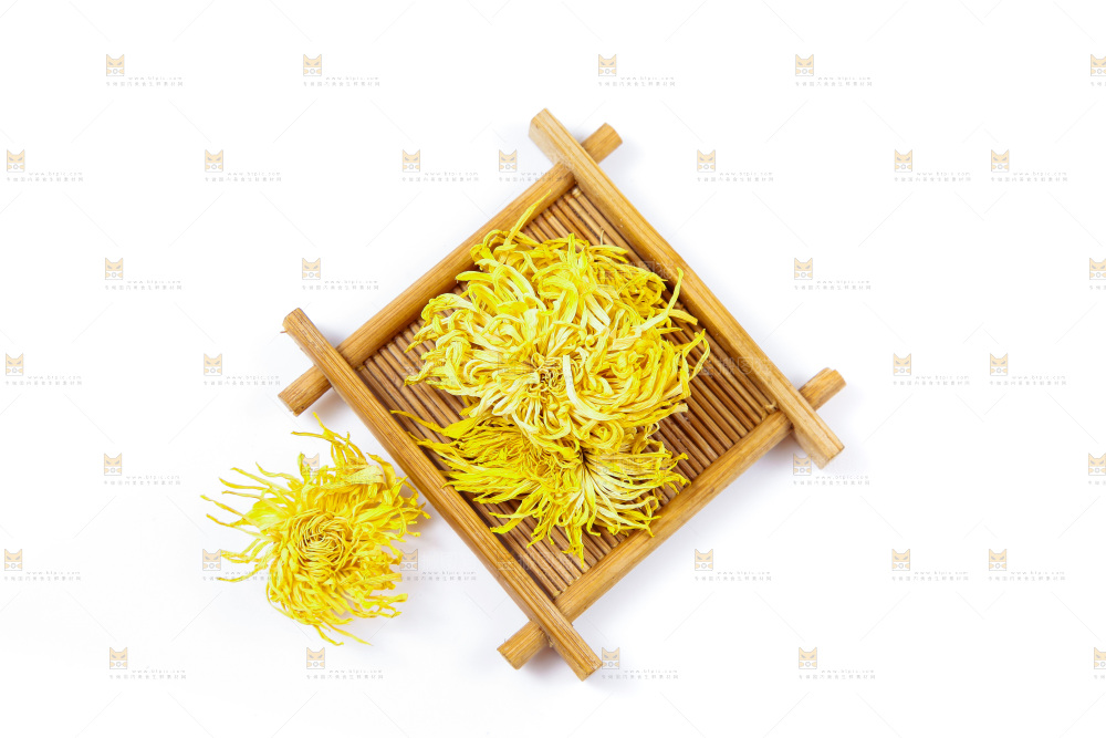 木盘上放着干菊花
