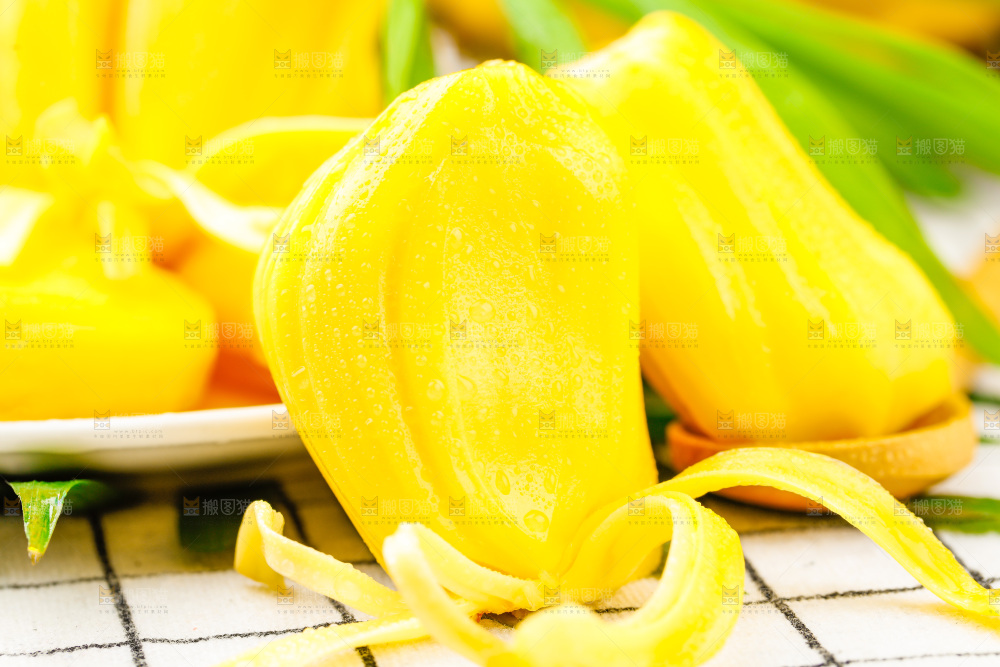 浅底上放着海南菠萝蜜