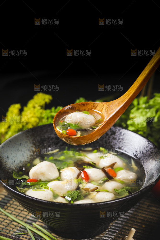 碗里装着肉丸汤