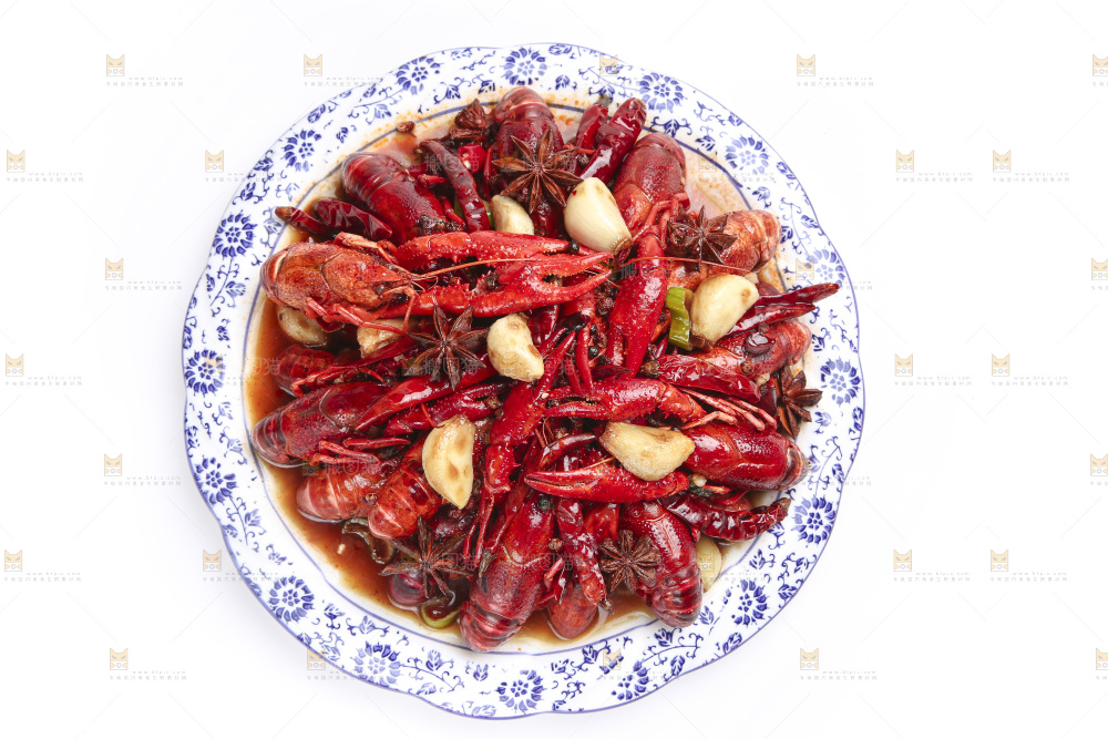 盘子里装着麻辣小龙虾