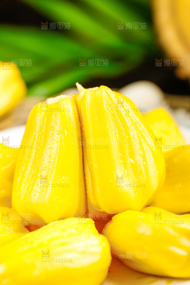 深底上放着新鲜菠萝蜜