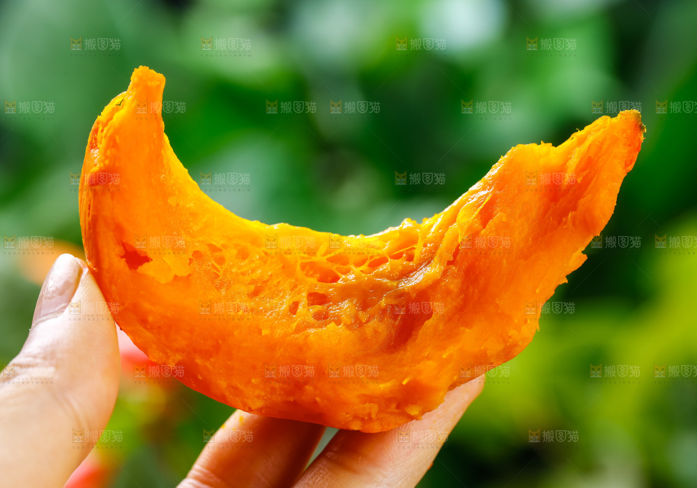 手里拿着南瓜