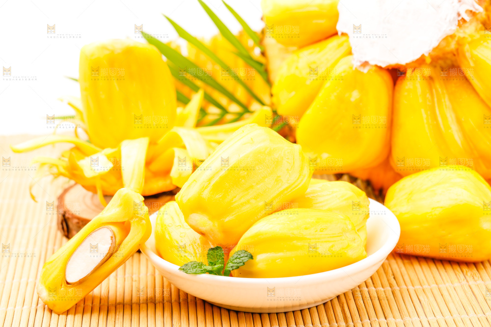 碟子里的黄肉菠萝蜜