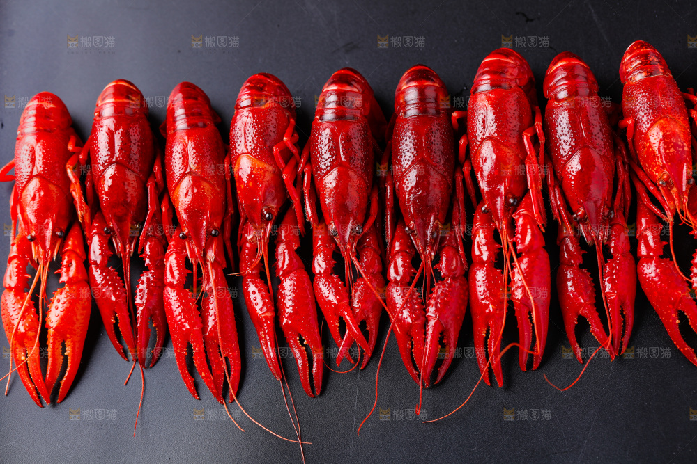 黑底上摆放着秘制小龙虾