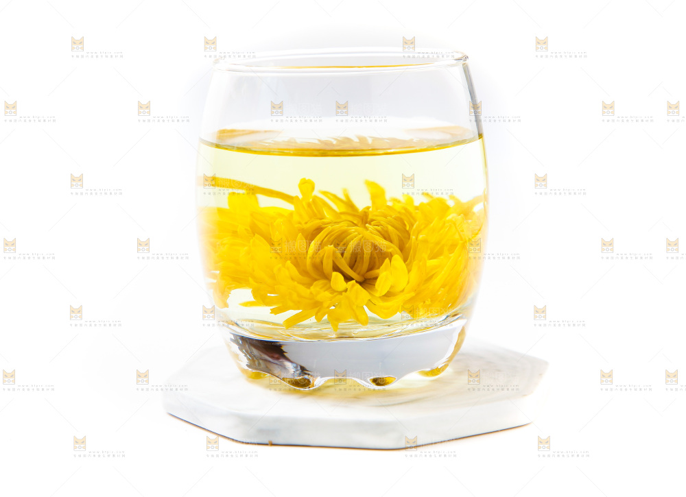 杯子里泡着菊花茶