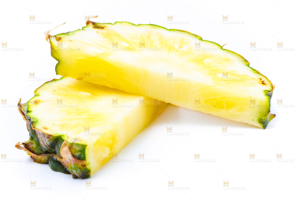 白底上放着凤梨