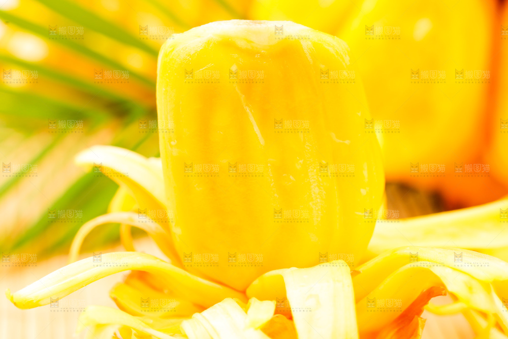 浅底上的新鲜菠萝蜜