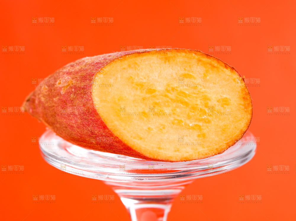 玻璃杯上放着番薯