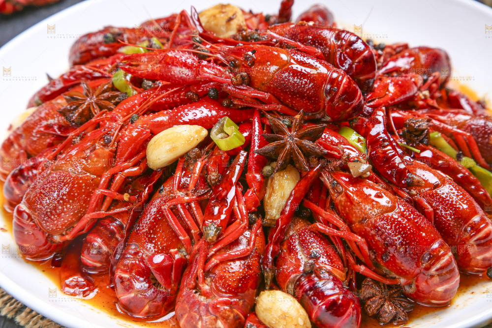 盘子里的麻辣小龙虾