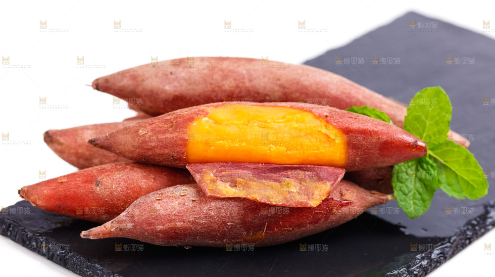 黑石板上放着红薯