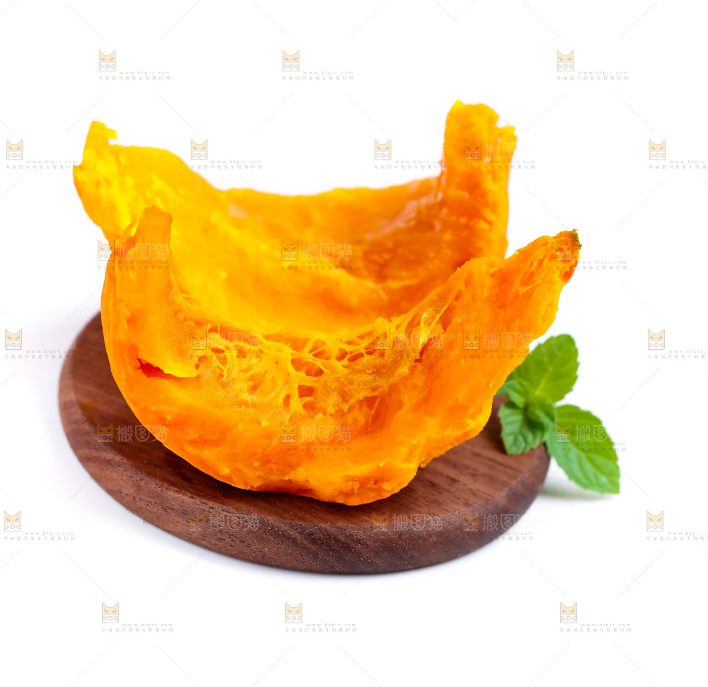 木板上放着红皮南瓜