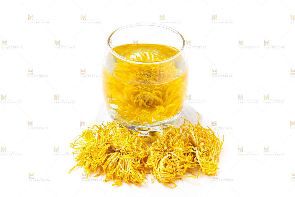杯子里泡着菊花茶