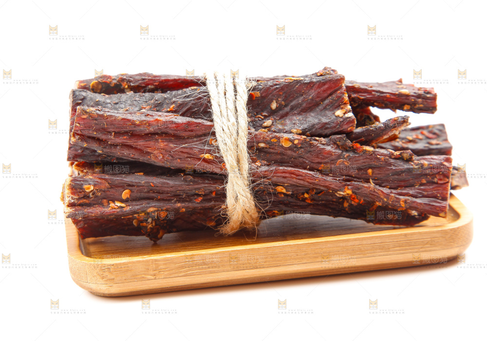 白底上放着牛肉干