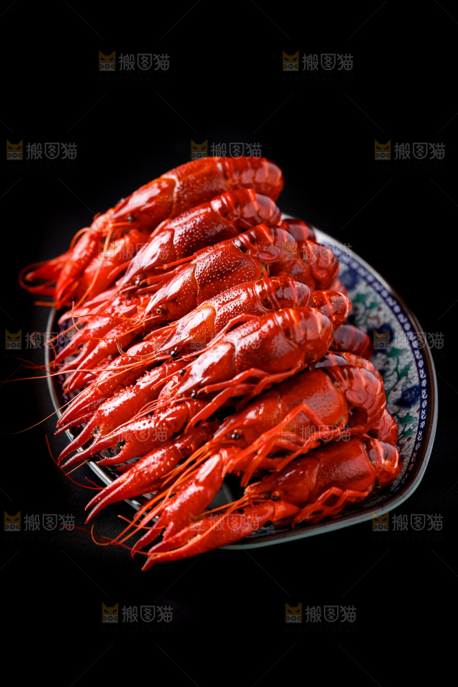 黑底上的清蒸小龙虾