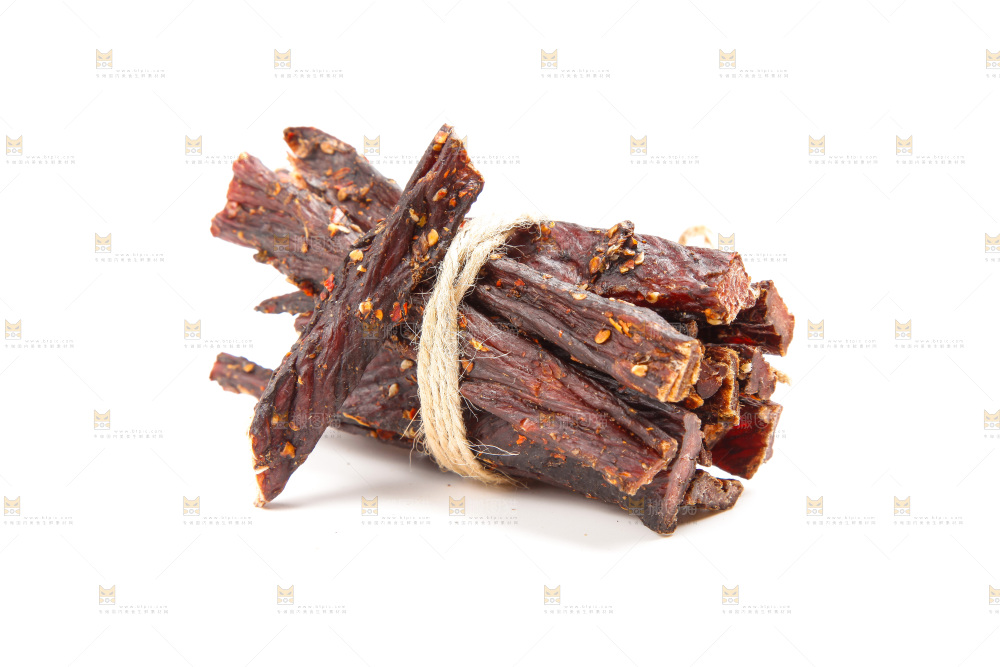 白底上放着牛肉干