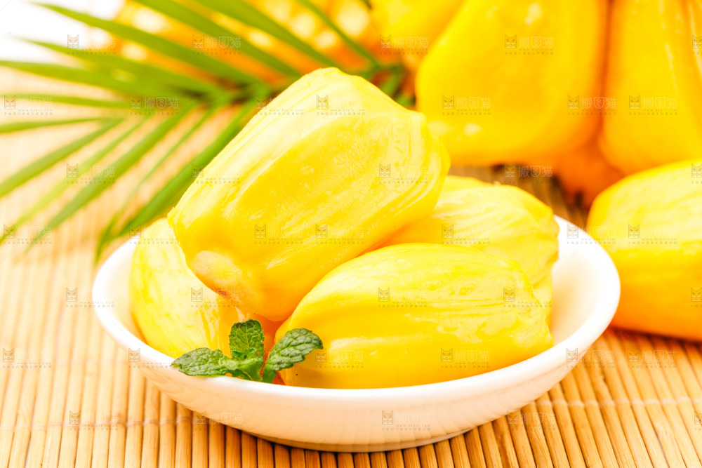 碟子里的黄肉菠萝蜜