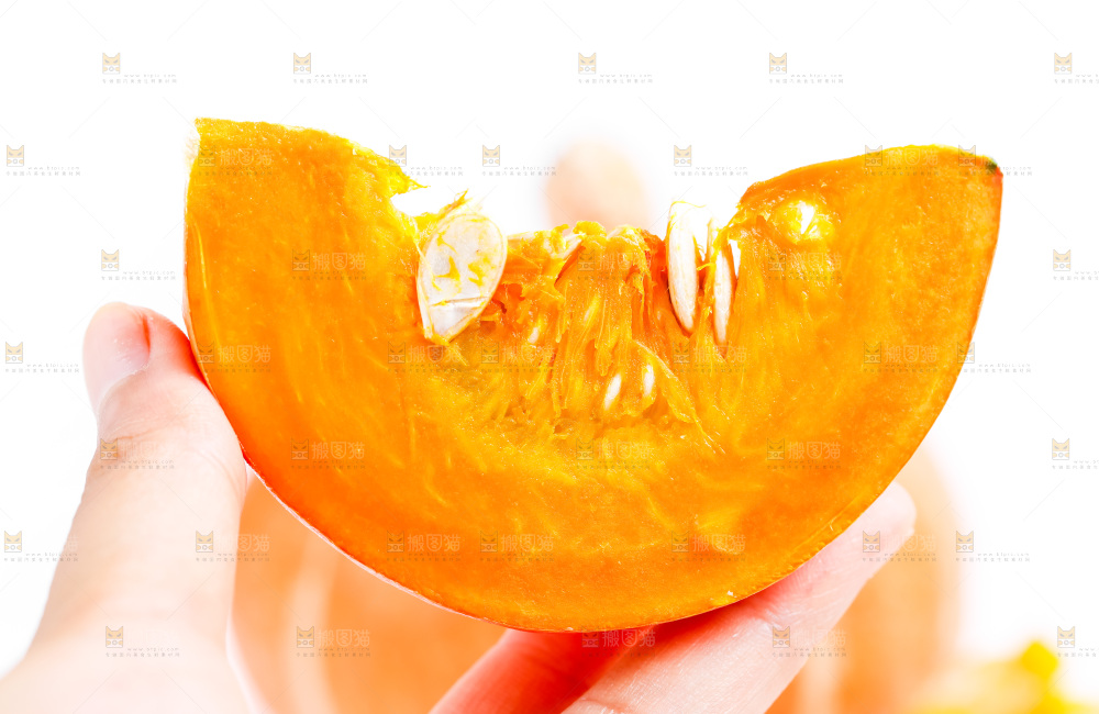 手里拿着南瓜