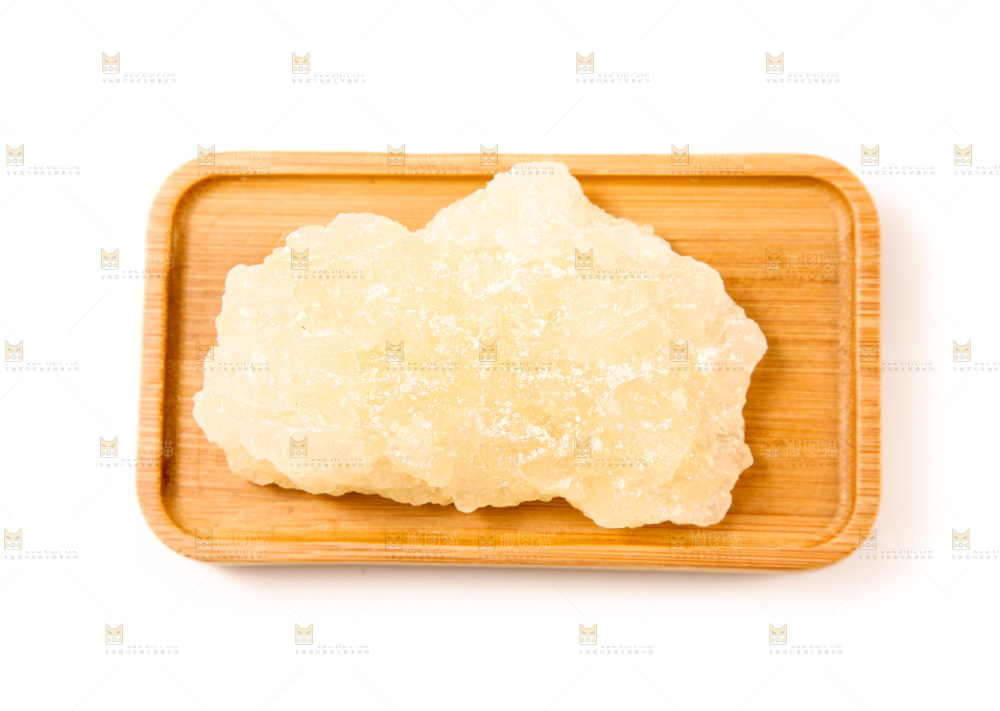 白底上放着冰糖块