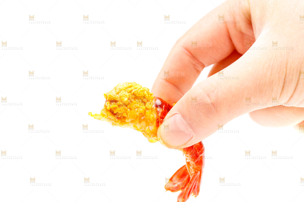 手里拿着小龙虾