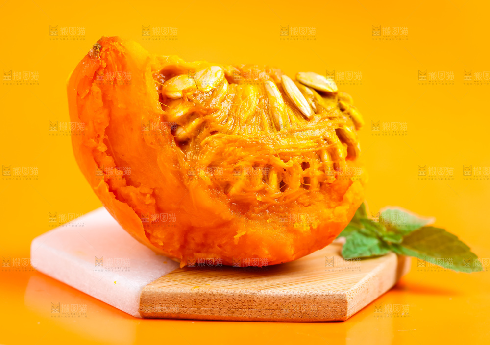 木板上放着山东红皮南瓜